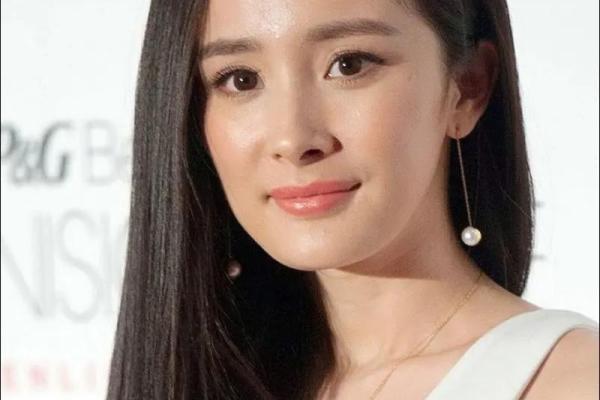 揭示女孩额头高的命格与性格特征，解锁她们的内在魅力！