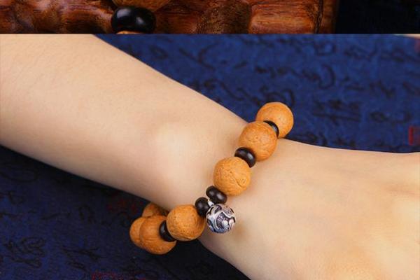 火命人佩戴佛珠的选择与意义：提升运势的文化智慧