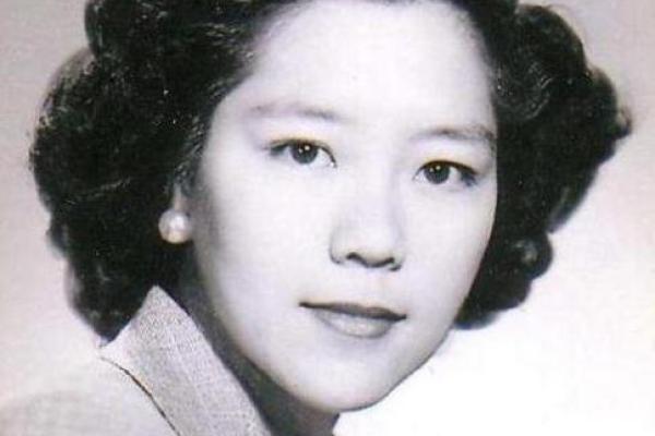 探寻“皇后命”的秘密：命理与魅力相结合的传奇人生