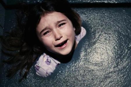 淹死的孩子：命运的叹息与希望的涟漪