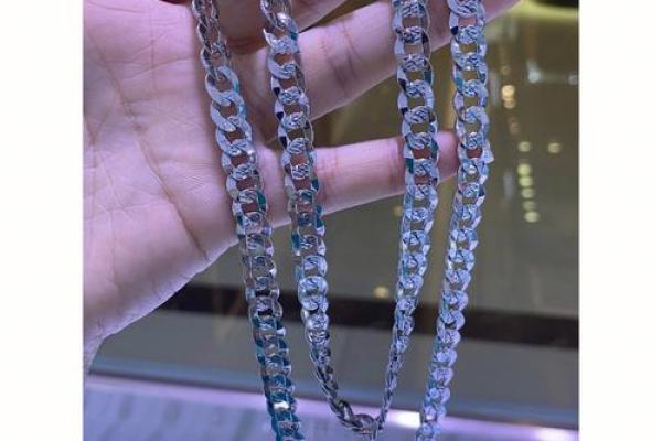 铂金命理：探索铂金命人最喜爱的颜色与其能量属性