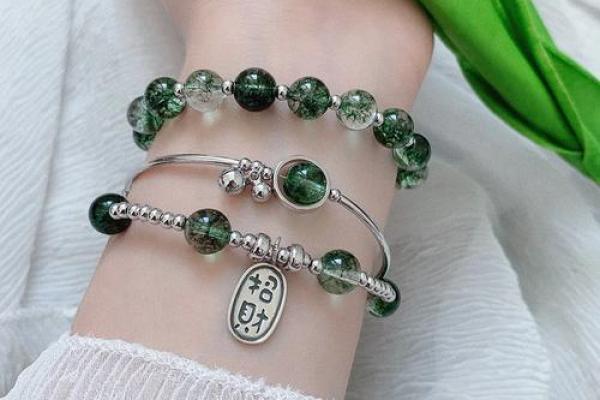 火命女孩必备手链:提升运势与魅力的时尚选择 火命女孩必备手链:提升运势与魅力的时尚选择