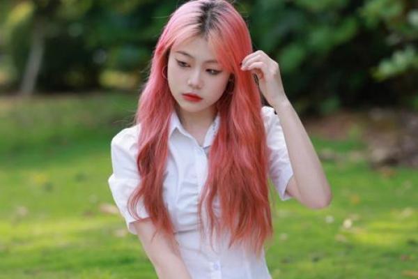 模特职业的魅惑与危机：为何美丽的代价如此沉重？