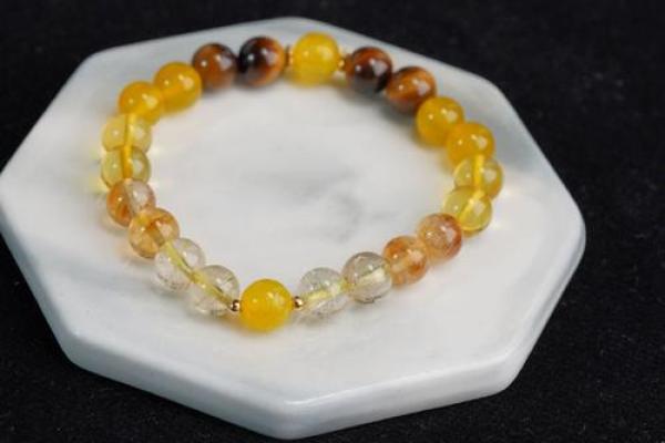 涧下水命佩戴什么玉：探寻水之灵性的璀璨宝石