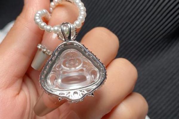 涧下水命佩戴什么玉：探寻水之灵性的璀璨宝石