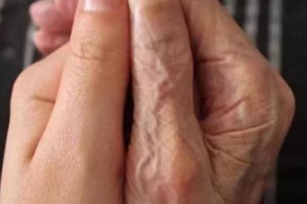 粗糙手掌的女人，绽放出生活的多样魅力与精彩人生！