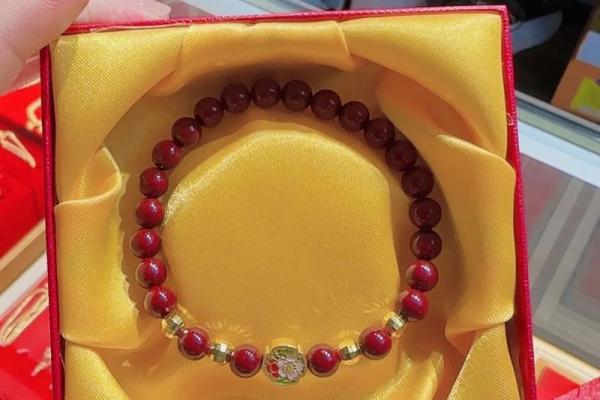 佛灯火命怎么佩戴首饰，选对饰品助你走向幸运之路