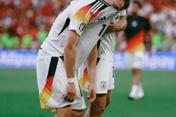 足球场上那“命换命”的精彩瞬间：人与人之间的情感交织