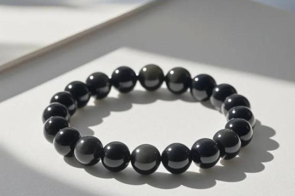 黑曜石手链:适合佩戴的命理解析与搭配建议 黑曜石手链:适合佩戴的命理解析与搭配建议