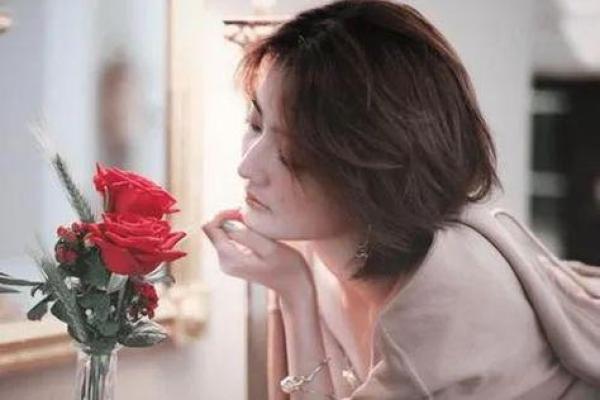 没有腰的女人的命运启示:美与力量的深层思考 没有腰的女人的命运启示:美与力量的深层思考