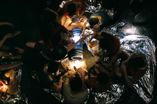 《十三条命》:勇气与希望交织的真实救援故事 《十三条命》:勇气与希望交织的真实救援故事