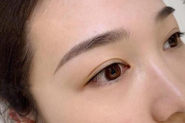 新月眉命运解析：她们的独特魅力与性格特征