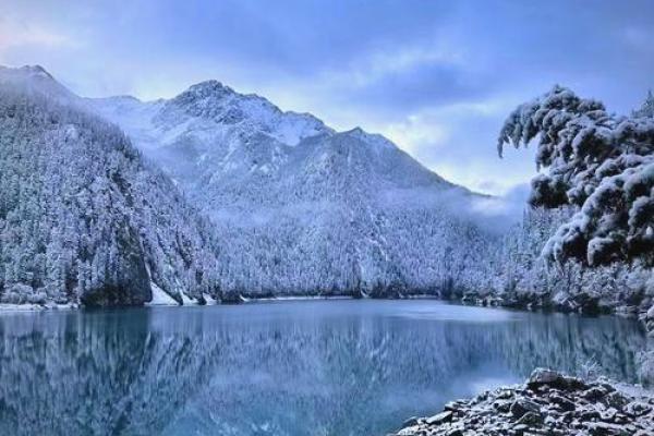 冬天出生的人：冰雪中的灵魂，生命中的独特风景