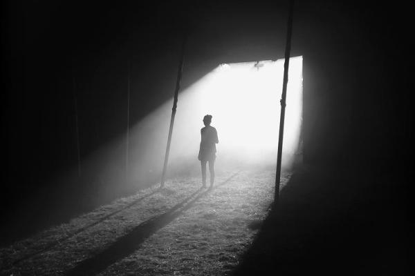 独自承受的孤独：家里家外，无人相助的生活真相