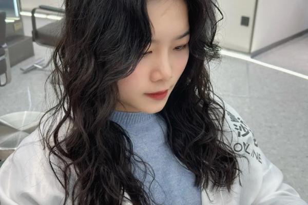 探索自来卷女人的命运与生活：从卷发中看人生的千变万化