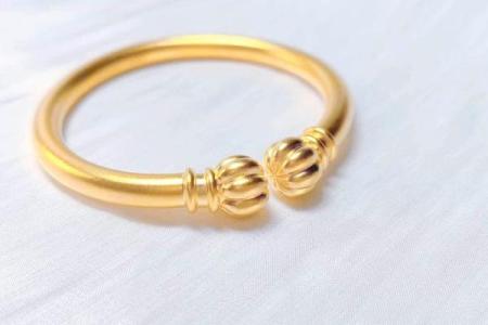 金鸡土命该如何选择首饰，助你提升运势与魅力！