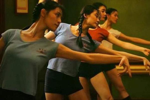 张无忌的命运之谜：逆境中的英雄与人的选择