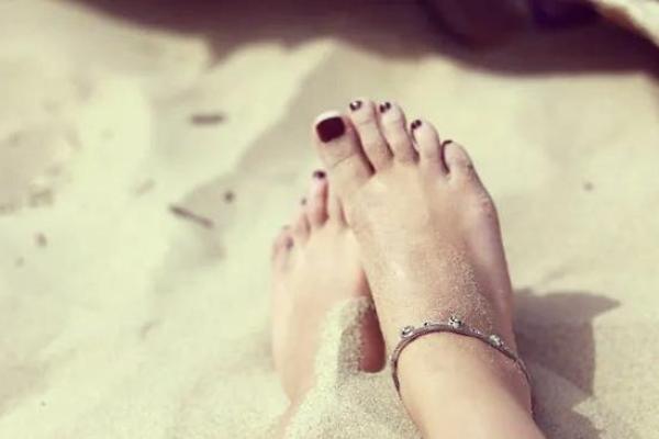 探秘脚趾分开的女人：她们的命运与人生启示