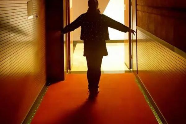 轻浮之命：追寻表象下的真实生活与自我价值