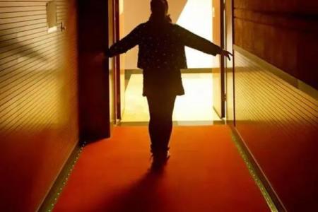 轻浮之命：追寻表象下的真实生活与自我价值