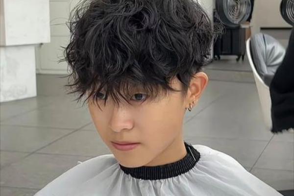 男生天生卷发的命运：魅力与挑战并存的独特人生