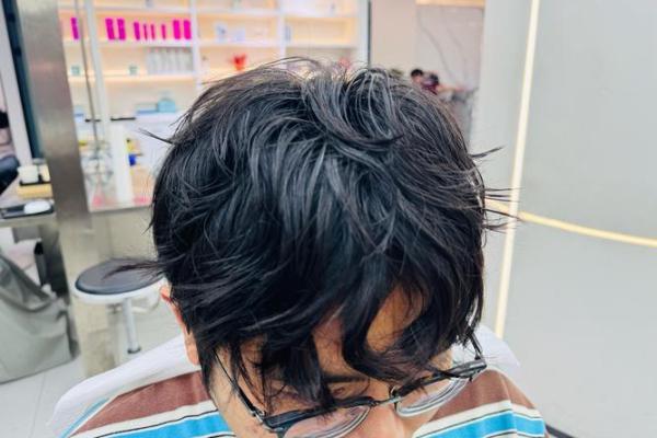 男生天生卷发的命运：魅力与挑战并存的独特人生