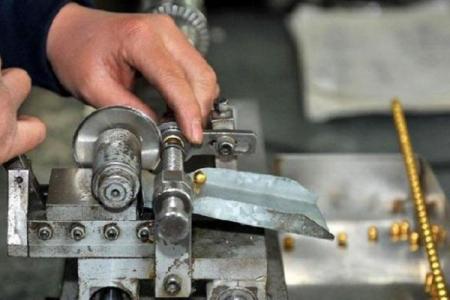 命格与黄金：哪些人不宜佩戴贵金属的深层解析