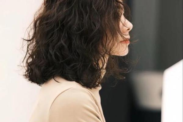 天生卷发：命运的象征与心理解读，探寻卷发之美