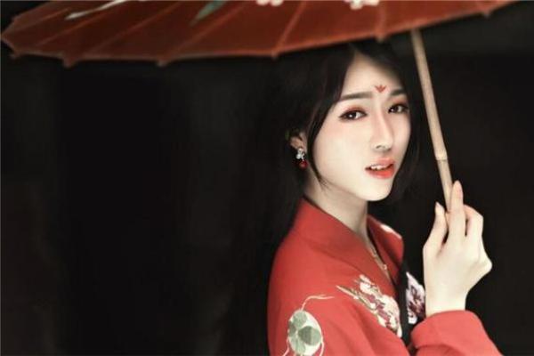 心口有胎记的命运解析：神秘的象征与命理启示