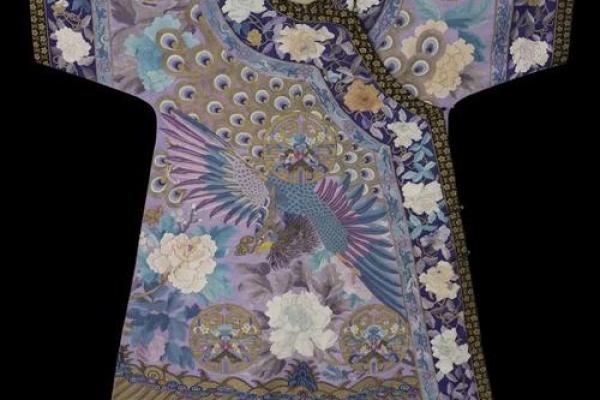 古代命妇进宫穿着之美：典雅与权威的完美结合