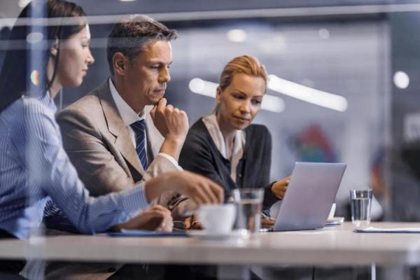 黑眼球小命运：男士眼神中的生活哲学与提升之道