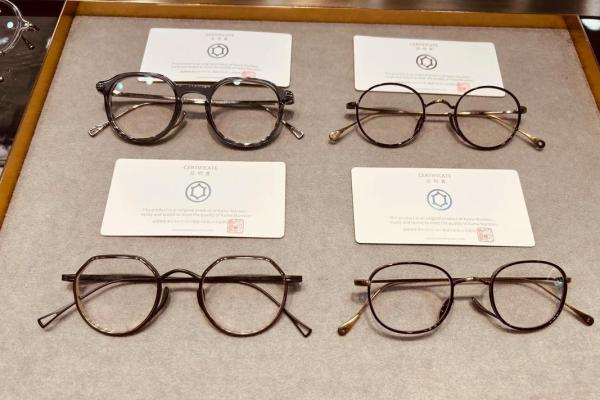 松柏木命适合佩戴的眼镜类型揭秘，个性与风水的完美结合！