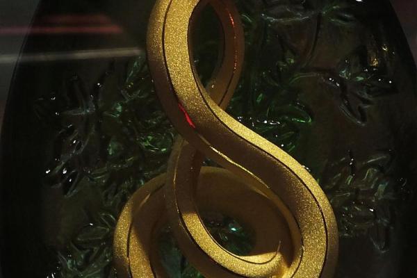 1986年炉中火命,适合佩戴的饰品与风水建议 1986年炉中火命,适合佩戴的饰品与风水建议