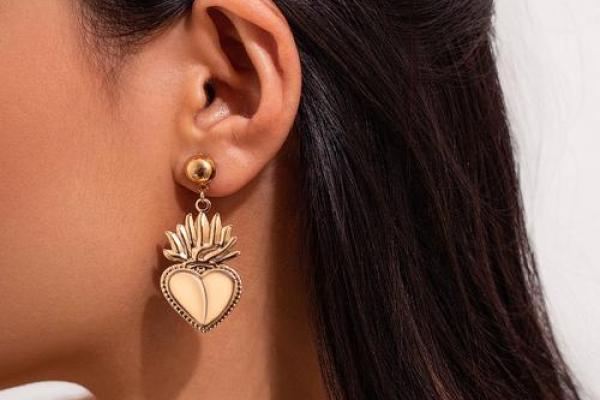 火命女性适合佩戴哪些首饰,助运又增魅力! 火命女性适合佩戴哪些首饰,助运又增魅力!