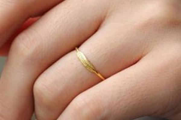 戴金戒指的命理解析:哪些命格最为适合? 戴金戒指的命理解析:哪些命格最为适合?