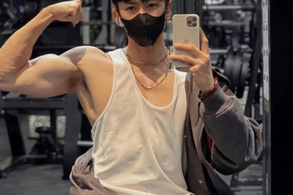 男人宽肩窄腰,命运如何?探索背后的性格与生活影响! 男人宽肩窄腰,命运如何?探索背后的性格与生活影响!