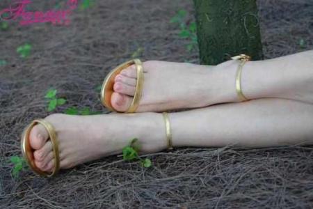 女孩手小脚大，命运其实有玄机！