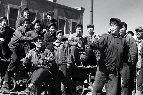 1990年的伟大变革:探寻时代的脉动与人们的梦想 1990年的伟大变革:探寻时代的脉动与人们的梦想