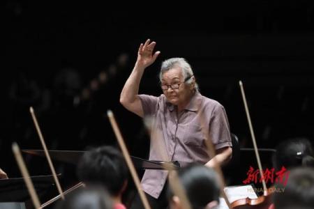 探索1998年8月17日出生的人：命运与未来的交响乐