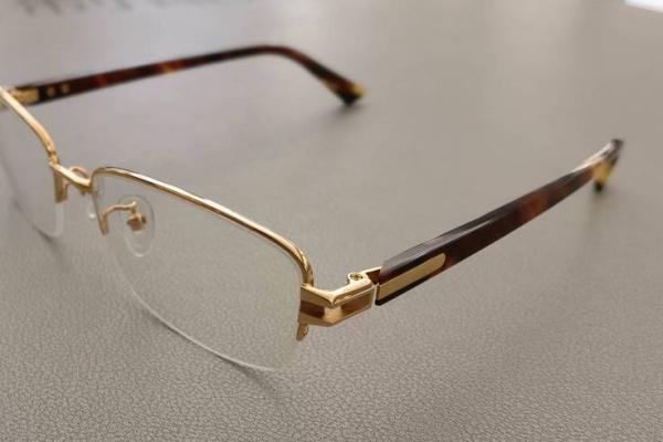 火命人适合佩戴什么眼镜？探寻最佳选择与搭配方式！